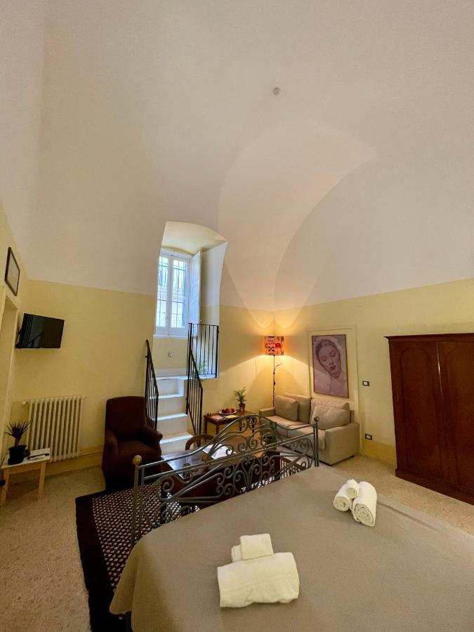 4 Balconi Rooms- Dimora Arditi B&B Lecce Bagian luar foto