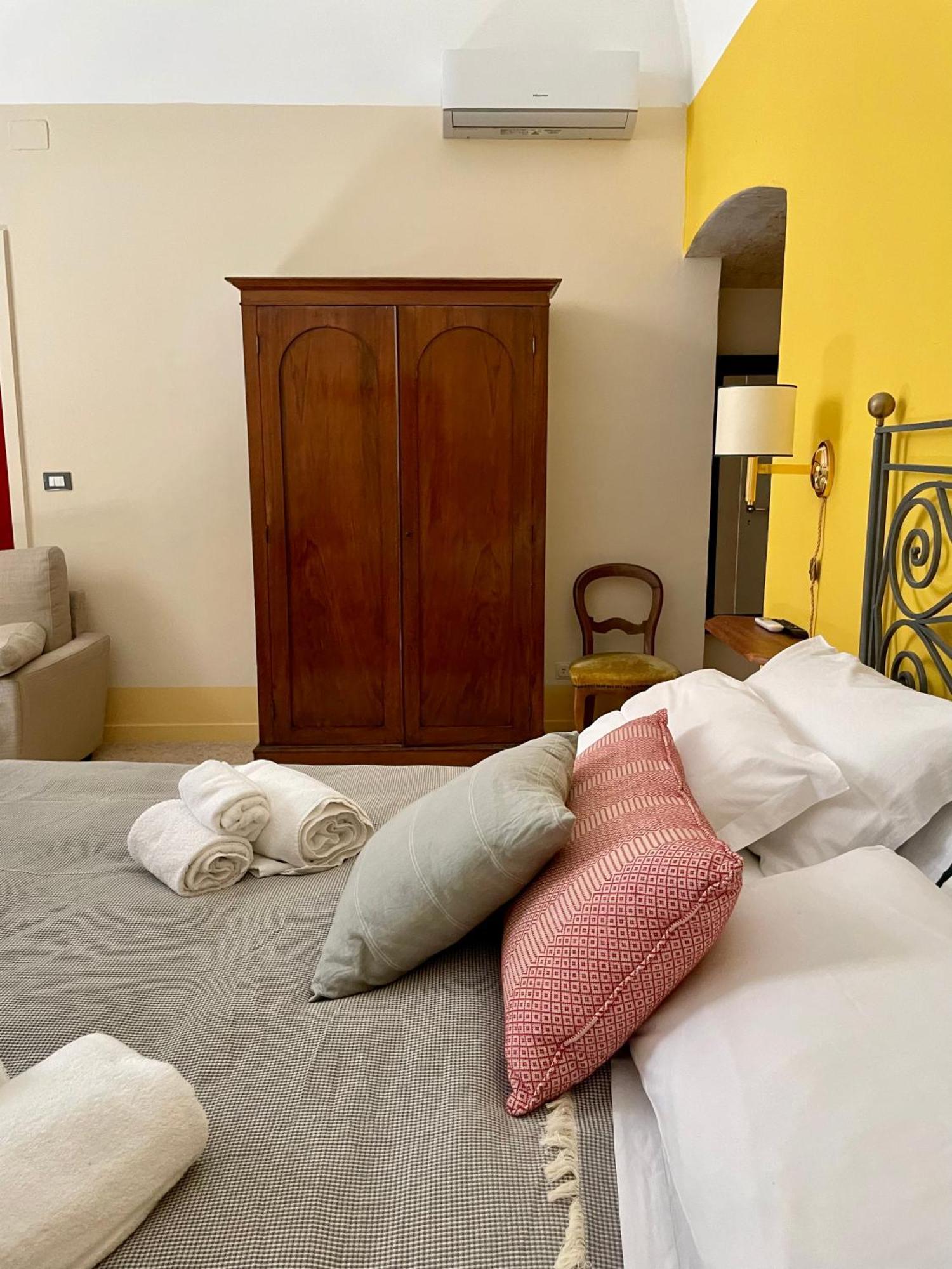 4 Balconi Rooms- Dimora Arditi B&B Lecce Bagian luar foto