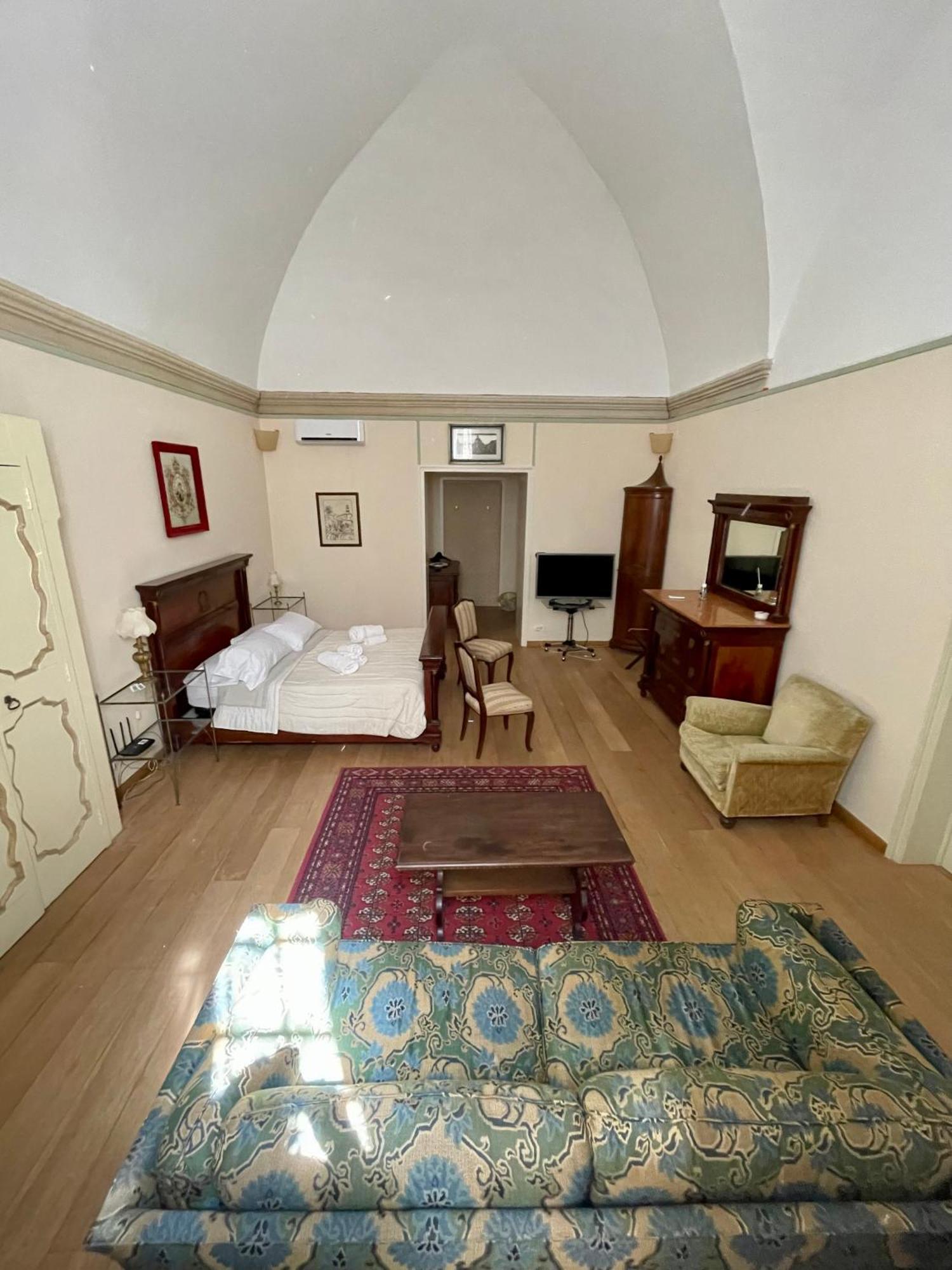 4 Balconi Rooms- Dimora Arditi B&B Lecce Bagian luar foto