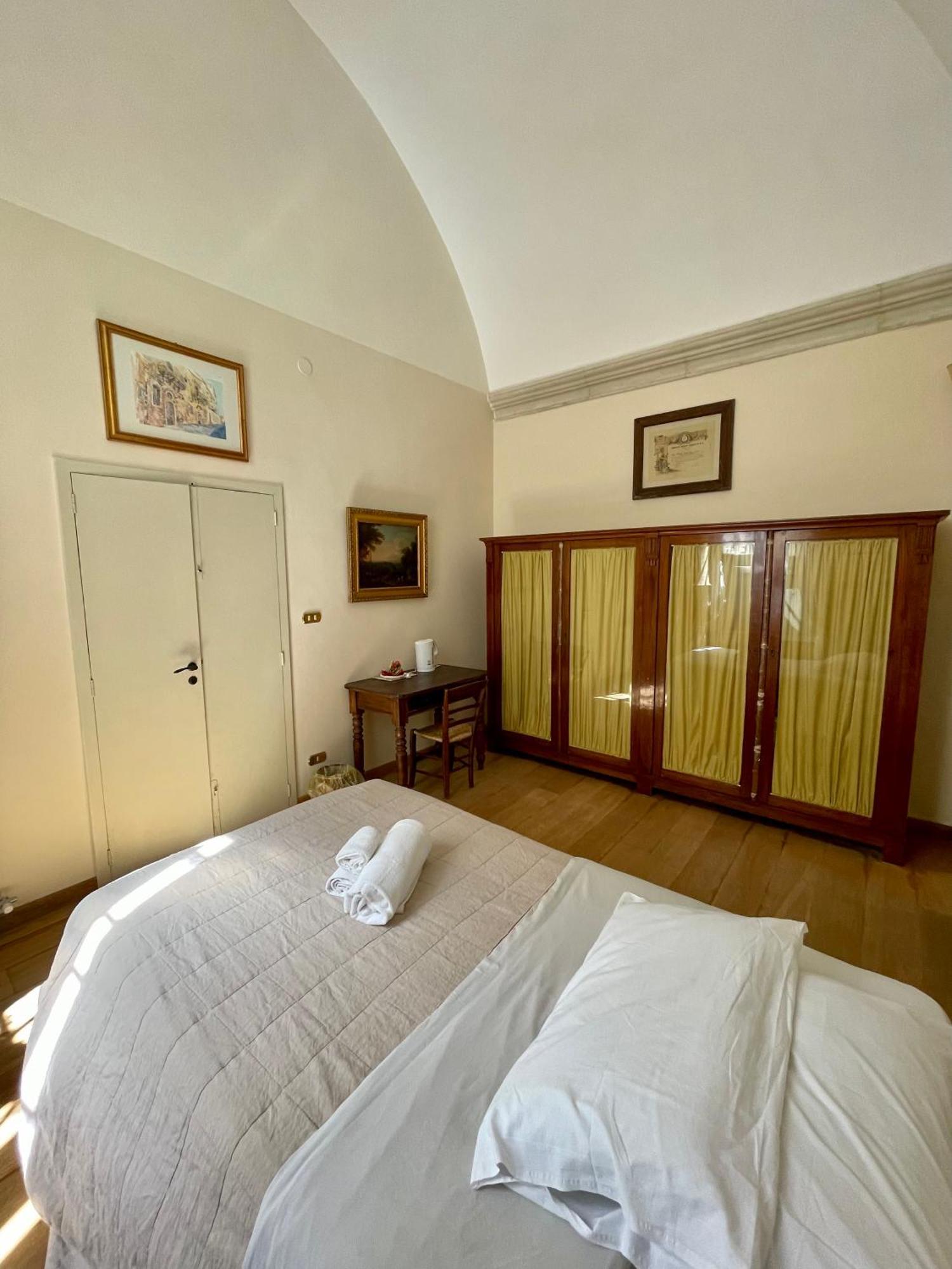 4 Balconi Rooms- Dimora Arditi B&B Lecce Bagian luar foto