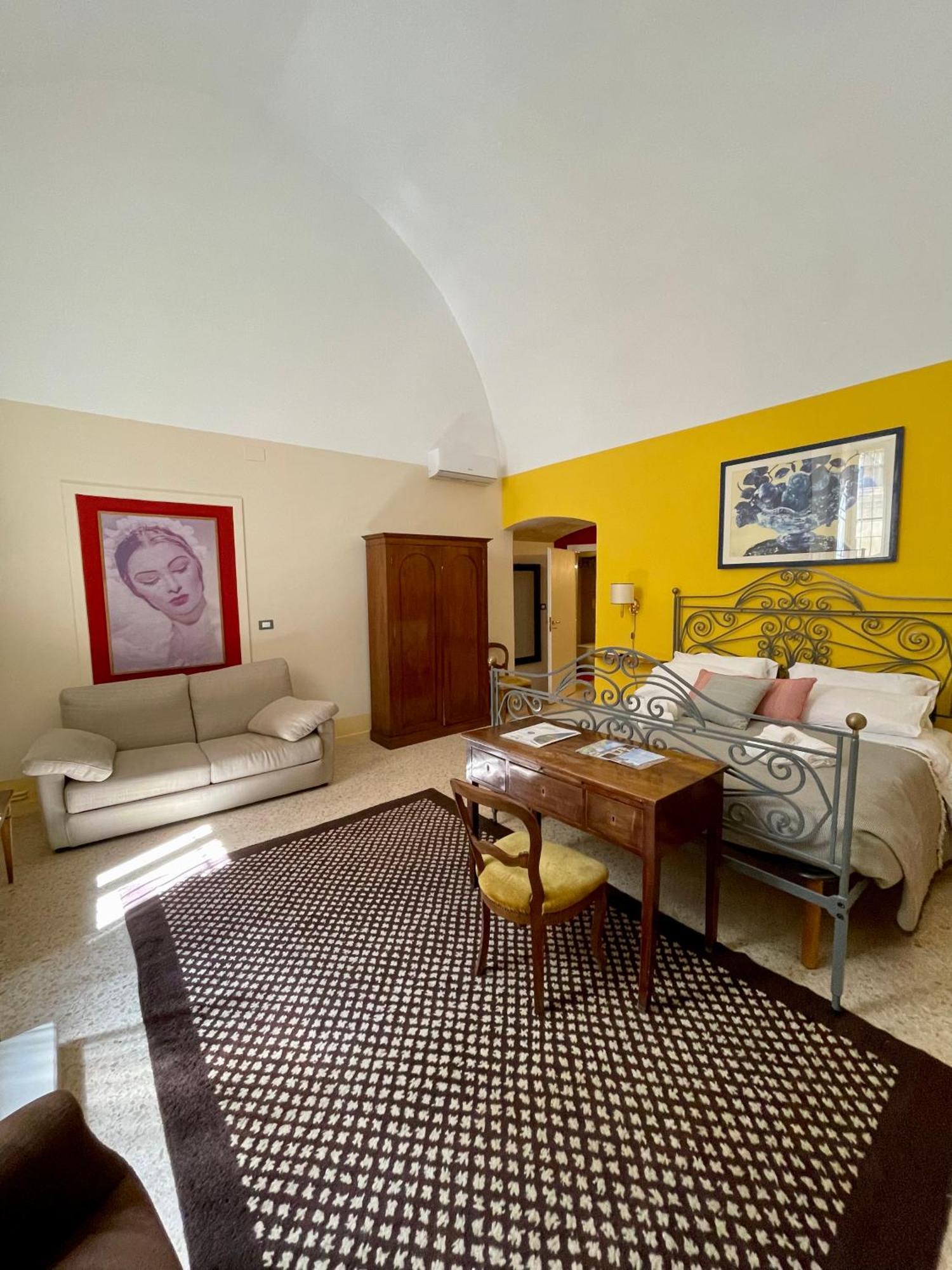 4 Balconi Rooms- Dimora Arditi B&B Lecce Bagian luar foto